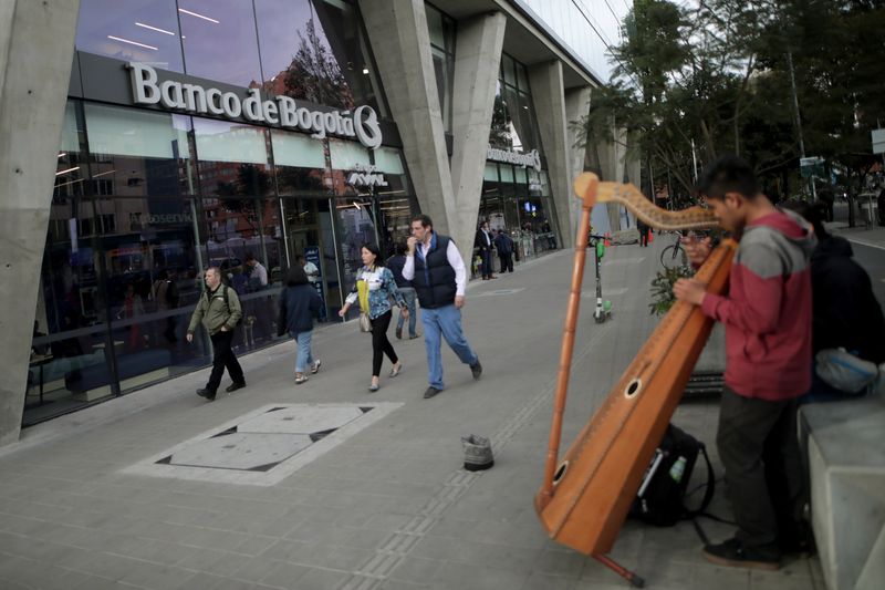 &copy; Reuters. Imagen de archivo. Transeúntes pasan frente al Banco de Bogotá, perteneciente a Grupo Aval, en Bogotá, Colombia, 31 de octubre de 2019. REUTERS/Luisa González