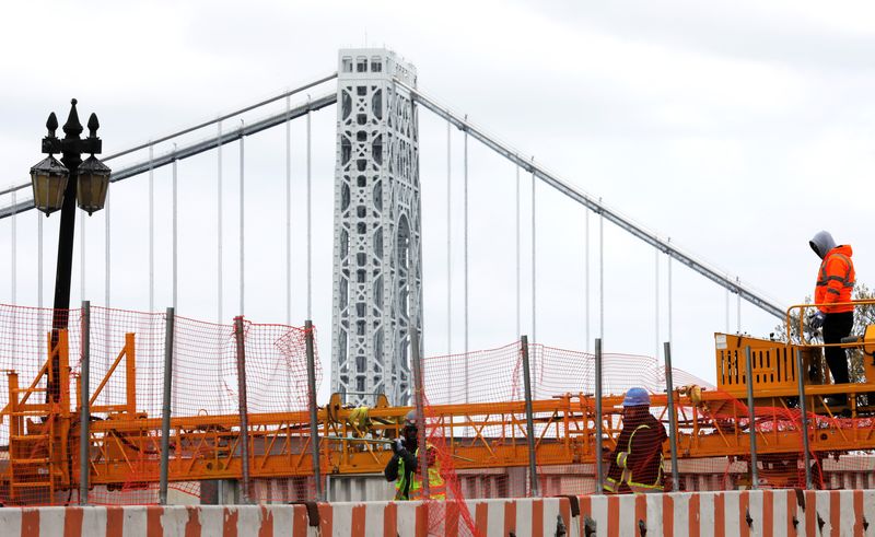 &copy; Reuters. FOTO DE ARCHIVO: Obreros de la construcción trabajan en el sitio de un gran proyecto de reconstrucción de infraestructura pública de una calzada elevada y puentes en el alto Manhattan en la ciudad de Nueva York, Nueva York, Estados Unidos. 22 de abril,
