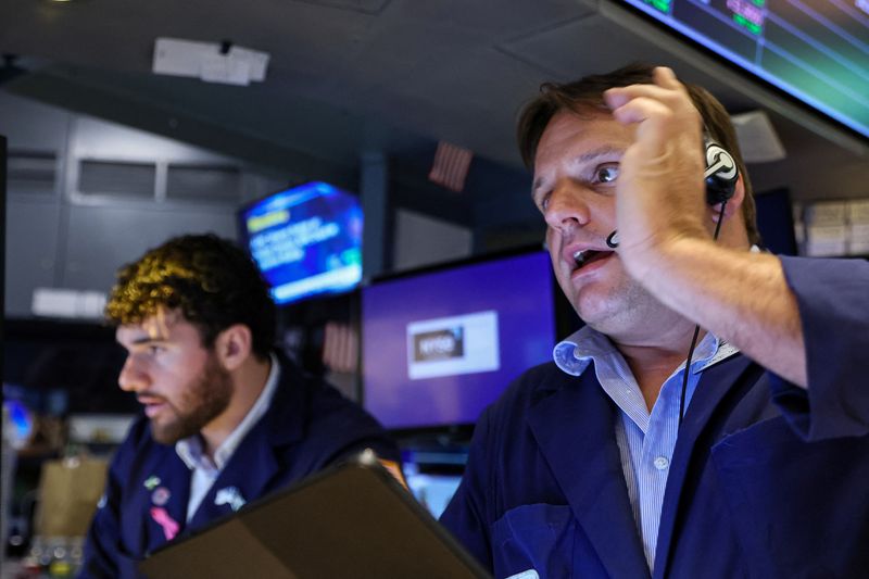 &copy; Reuters. FOTO DE ARCHIVO. Operadores trabajan en el piso de la Bolsa de Valores de Nueva York (NYSE) en la ciudad de Nueva York, EEUU, 24 de julio de 2023