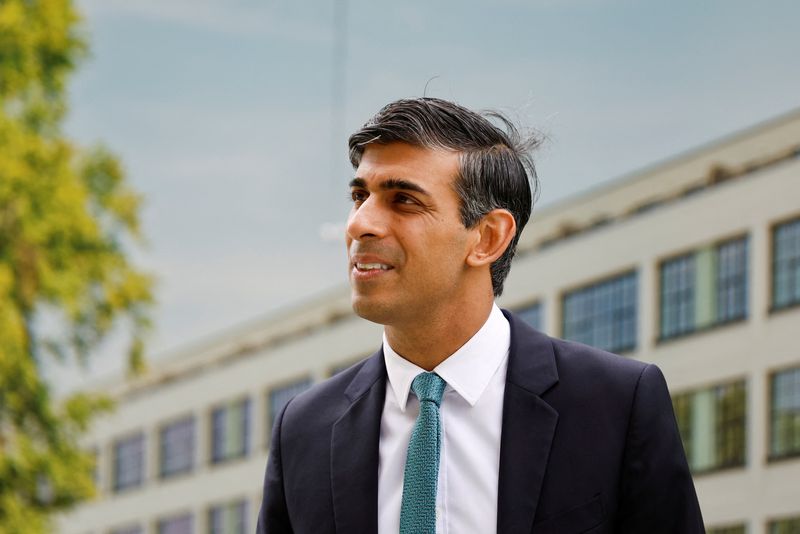 © Reuters. El primer ministro británico Rishi Sunak visita una urbanización en Londres, Gran Bretaña, 27 de julio de 2023. REUTERS/Peter Cziborra/Pool/File Photo 