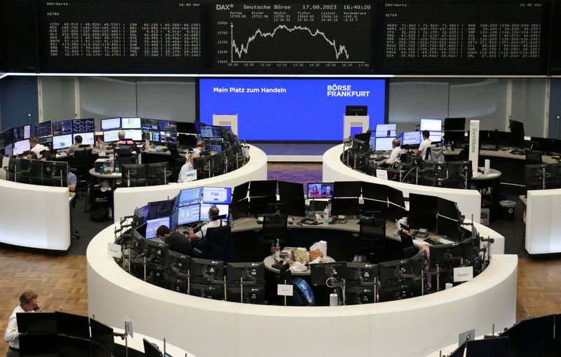 &copy; Reuters. شاشة إلكترونية تعرض بيانات مؤشر داكس الألماني في بورصة فرانكفورت يوم الخميس. تصوير: رويترز.