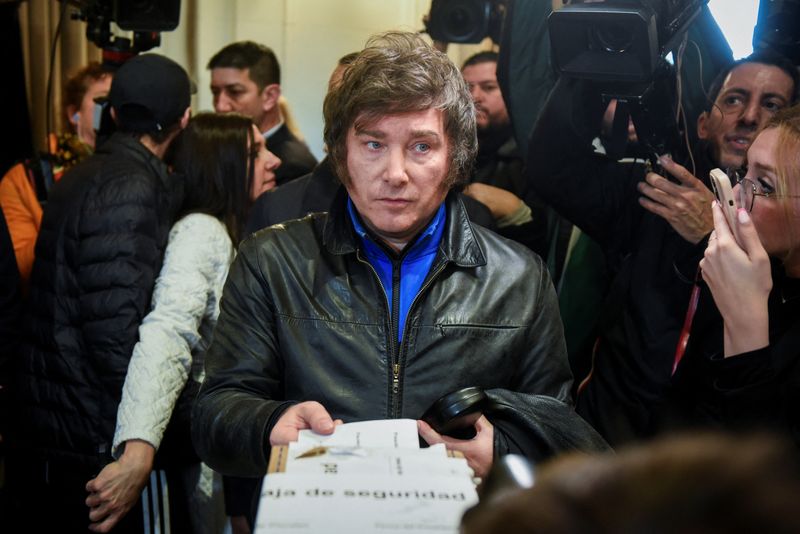 &copy; Reuters. FOTO DE ARCHIVO. El candidato Javier Milei vota en las elecciones primarias de Argentina. Agosto 13 de 2023
REUTERS/Mariana Nedelcu