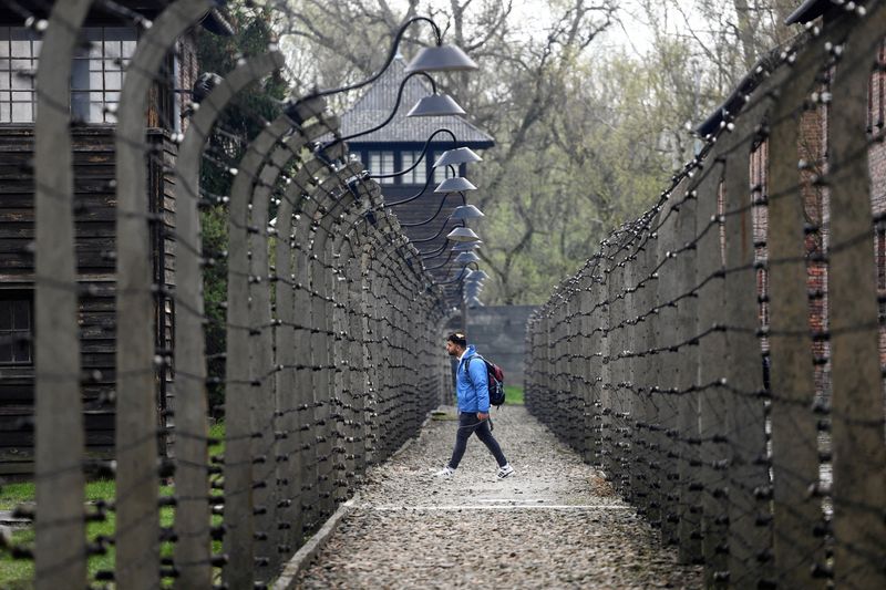 &copy; Reuters. رجل يسير في أرض متحف معسكر أوشفيتز التذكاري في بولندا يوم 18 أبريل نيسان 2023. صورة لرويترز من وكالة زيبورتشا. 