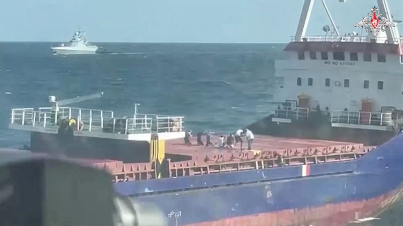 &copy; Reuters. صورة ثابتة من مقطع فيديو نشرته وزارة الدفاع الروسية لمن قالت إنهم أفراد طاقم على سطح السفينة سوكرو أوكان التي ترفع علم بالاو في البحر الأسود