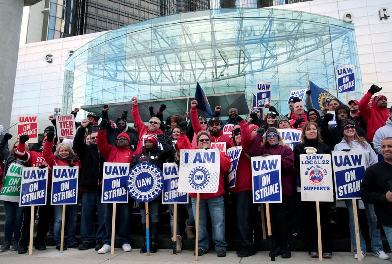 © Reuters. Striking United Auto Workers (UAW) members rally in front of General Motors World headquarters in Detroit, Michigan, U.S., October 17, 2019. REUTERS/Rebecca Cook/File photo