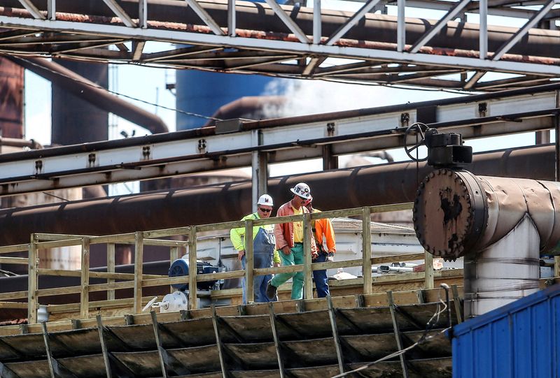 &copy; Reuters. FILE PHOTO: Steel workers at U.S. Steel Granite City Works in Granite City, Illinois, U.S., May 24, 2018. REUTERS/Lawrence Bryant/File Photo