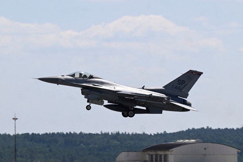 &copy; Reuters. PHOTO D'ARCHIVES : Un avion de chasse F-16 décolle sur la base aérienne américaine de Spangdahlem, près de la frontière germano-belge, à Spangdahlem, en Allemagne. /Photo prise le 14 juin 2023/REUTERS/Jana Rodenbusch.