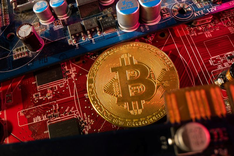 © Reuters. A representation of cryptocurrency Bitcoin is placed on a PC motherboard, in this illustration taken June 16, 2023. REUTERS/Dado Ruvic/Illustration/File photo