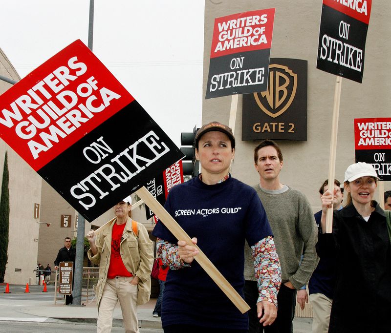 &copy; Reuters. Atriz Julia Louis-Dreyfus em protesto junto ao Sindicato dos Roteiristas da América (WGA, na sigla em inglês) na Califórnia, EUA
5/11/2007 REUTERS/Fred Prouser  (ESTADOS UNIDOS)/Arquivo