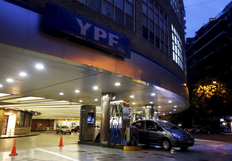 &copy; Reuters. A car parks at a YPF petrol station in Buenos Aires March 25, 2015. REUTERS/Enrique Marcarian/File photo
