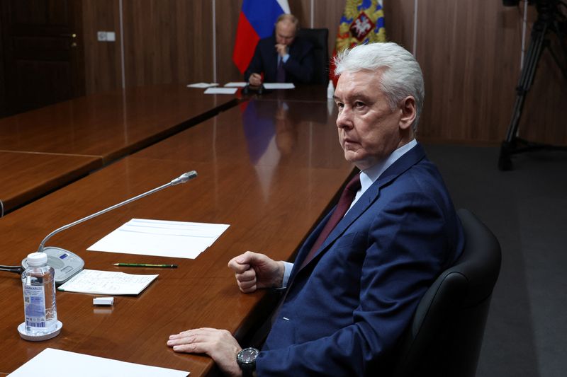 © Reuters. سيرجي سوبيانين رئيس بلدية موسكو خلال اجتماع في موسكو يوم 27 أبريل نيسان 2023. صورة لرويترز من وكالة أنباء سبوتنيك. 
