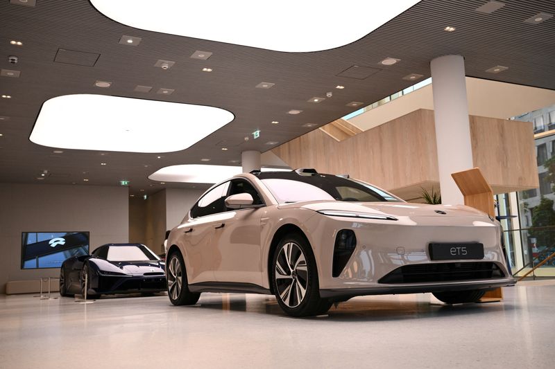 &copy; Reuters. A NIO ET5 car model and the NIO EP9 sports car are pictured at the NIO House, the showroom of the Chinese premium smart electric vehicle manufacture NIO Inc. in Berlin, Germany August 17, 2023. REUTERS/Annegret Hilse