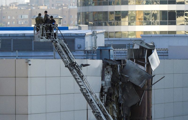 &copy; Reuters. Investigators work near a damaged roof following a reported Ukrainian drone shot down in Moscow, Russia, August 18, 2023. REUTERS/Shamil Zhumatov