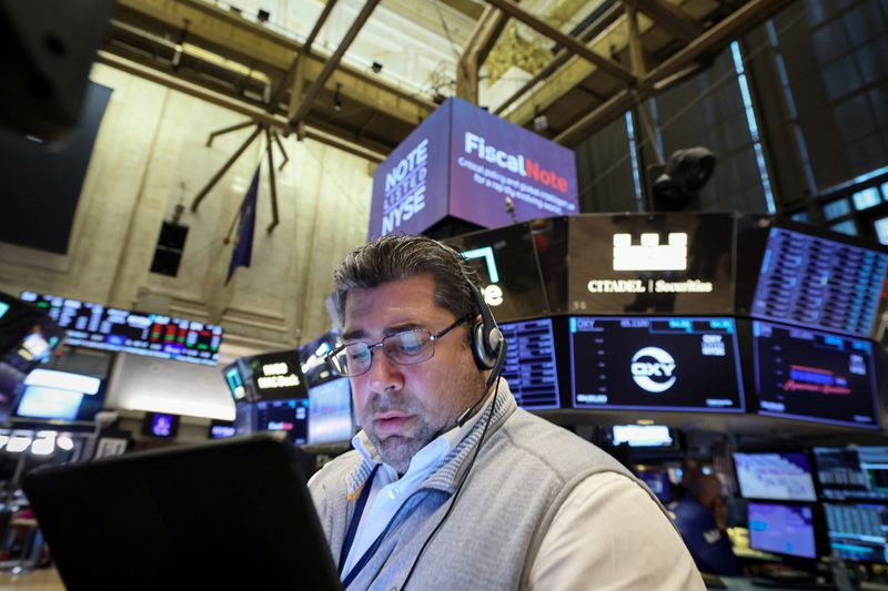 &copy; Reuters. FILE PHOTO: Traders work on the floor of the New York Stock Exchange (NYSE) in New York City, U.S., August 15, 2023.  REUTERS/Brendan McDermid