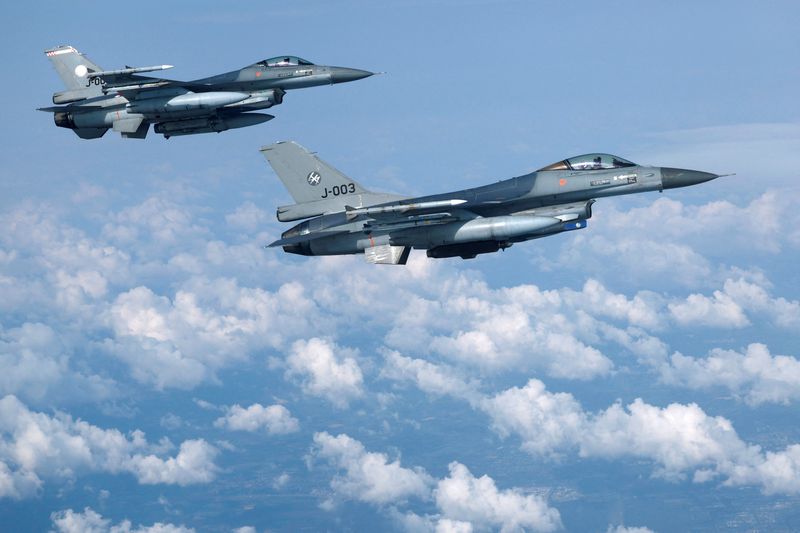 &copy; Reuters. FOTO DE ARCHIVO. Aviones de combate F-16 de la Fuerza Aérea de Países Bajos vuelan durante una jornada para los medios de comunicación que ilustra cómo la Policía Aérea de la OTAN salvaguarda el espacio aéreo de los Aliados en la región norte y no
