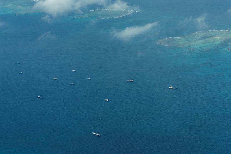 &copy; Reuters. منظر جوي لما يزعم خفر السواحل الفلبيني أنها سفن صينية تديرها ميليشيات بحرية صينية بالقرب من جزيرة ثيتو في بحر الصين الجنوبي بتاريخ التاسع م