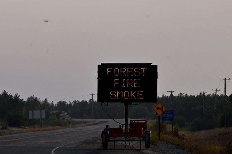 &copy; Reuters. Un panneau annonce des incendies de forêt près de la ville de Yellowknife, au Canada. /Photo prise le 17 août 2023/REUTERS/Jennifer Gauthier