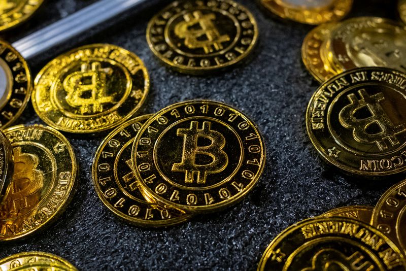 &copy; Reuters. Des pièces de Bitcoin sur un stand lors de la conférence Bitcoin 2023, à Miami Beach, en Floride. /Photo prise le 19 mai 2023/REUTERS/Marco Bello