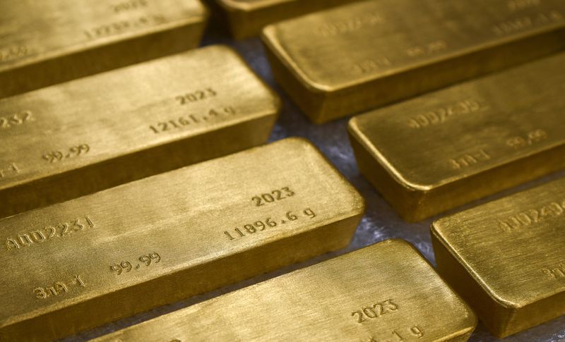 &copy; Reuters. FOTO DE ARCHIVO: Lingotes de oro puro al 99,99% se colocan en una sala de trabajo en la planta de metales preciosos Krastsvetmet en la ciudad siberiana de Krasnoyarsk, Rusia. 31 de enero, 2023. REUTERS/Alexander Manzyuk/Archivo