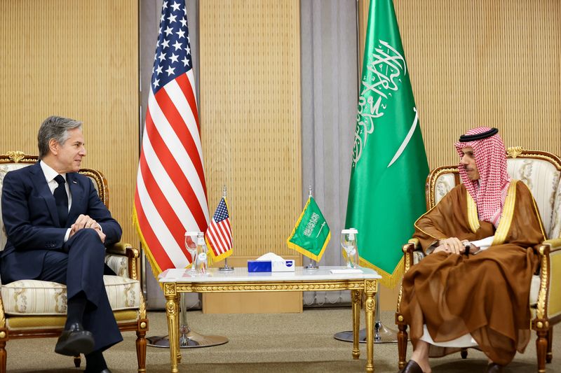 &copy; Reuters. وزير الخارجية السعودي الأمير فيصل بن فرحان ونظيره الأمريكي أنتوني بلينكن خلال اجتماع بالرياض في السابع من يونيو حزيران 2023. صورة لرويترز من 