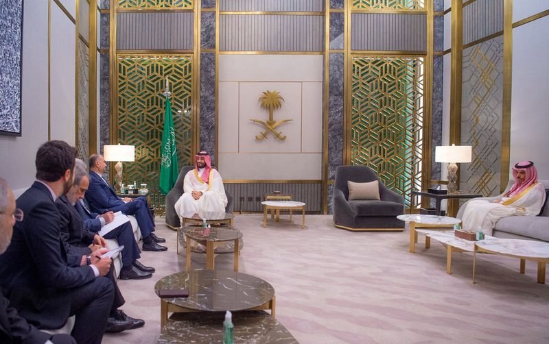 © Reuters. ولي العهد السعودي الأمير محمد بن سلمان يلتقي وزير الخارجية الإيراني حسين أمير عبد اللهيان في جدة يوم الجمعة. صورة لرويترز من وكالة الأنباء السعودية.