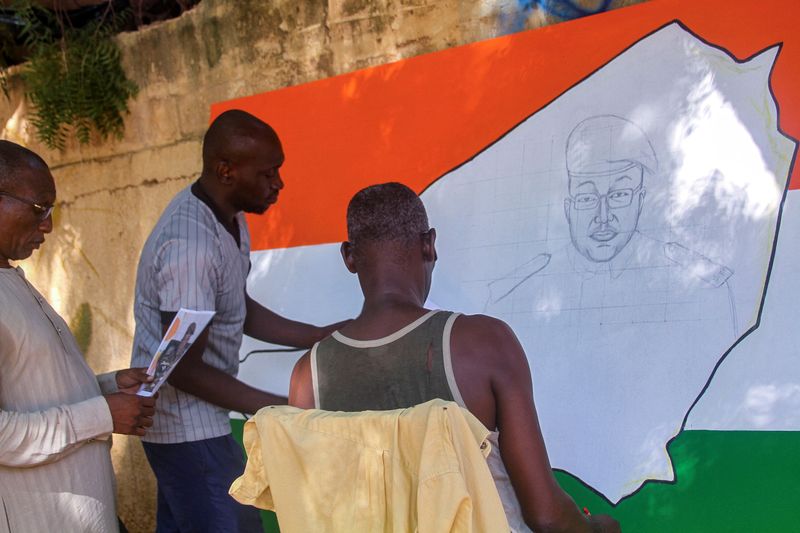 &copy; Reuters. Artistas do Níger pintam retrato do general Abdourahmane Tiani 
 16/8/2023  REUTERS/Mahamadou Hamidou