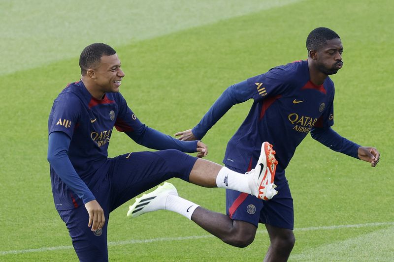 &copy; Reuters. Mbappé e Dembélé em treino do PSG
 18/8/2023   REUTERS/Christian Hartmann