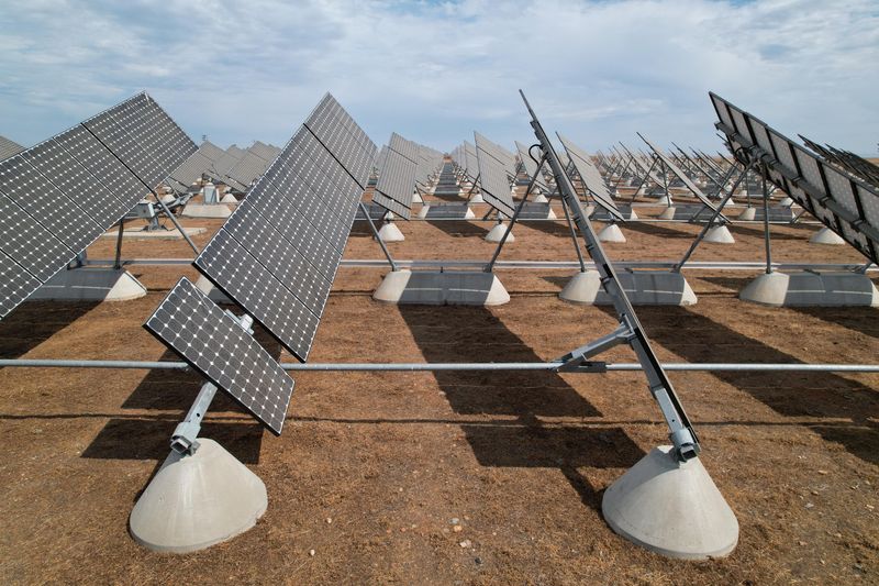 &copy; Reuters. FILE PHOTO: Solar panels are set up in the solar farm at the University of California, Merced, in Merced, California, U.S. August 17, 2022. REUTERS/Nathan Frandino/File Photo