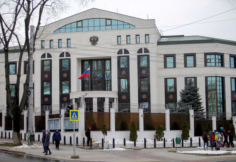 © Reuters. مشهد عام للسفارة الروسية في كيشيناو عاصمة مولدوفا. صورة من أرشيف رويترز.