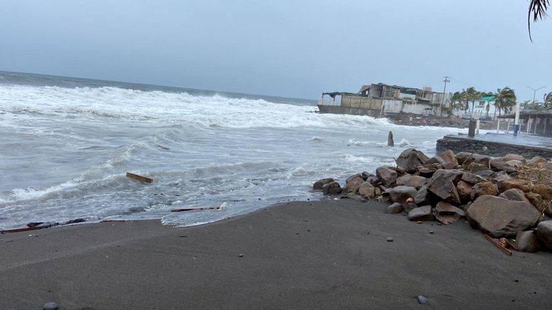 &copy; Reuters. FILE PHOTO: A view of the rough sea along a beach after Hurricane Hilary strengthened into a Category 2 storm, in Manzanillo, in Colima state, Mexico, in this undated handout photo obtained by Reuters on August 17, 2023. Proteccion Civil Estatal Colima (P