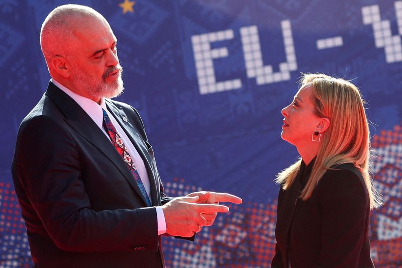 &copy; Reuters. Premiê da Albânia Edi Rama e premiê italiana Giorgia Meloni em Tirana
 6/12/2022   REUTERS/Florion Goga