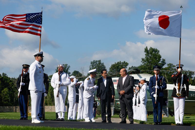 &copy; Reuters. رئيس وزراء اليابان فوميو كيشيدا لدى وصوله إلى منتجع كامب ديفيد للمشاركة في قمة ثلاثية مع الرئيس الأمريكي جو بايدن ونظيره الكوري الجنوبي يون