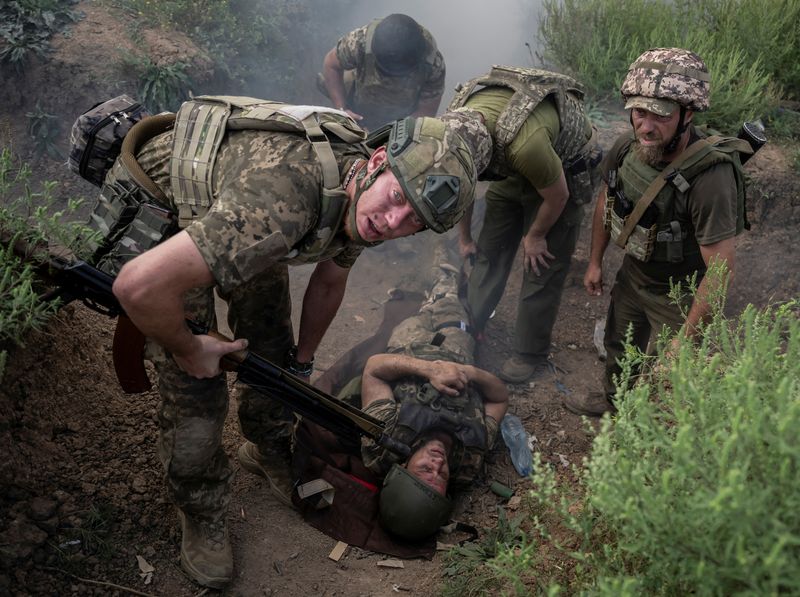 © Reuters. جنود من الفرقة 128 بالجيش الأوكراني خلال مشاركتهم في تدريبات عسكرية بمنطقة دنيبروبتروفسك بأوكرانيا في 16 أغسطس آب 2022 . تصوير : فياتشيسلاف راتينسكي - رويترز .             