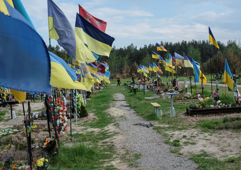 &copy; Reuters. FOTO DE ARCHIVO: Una vista muestra tumbas de defensores ucranianos muertos, en medio del ataque de Rusia a Ucrania, en un cementerio en Poltava, Ucrania. 23 de mayo, 2023. REUTERS/Dan Peleschuk/Archivo