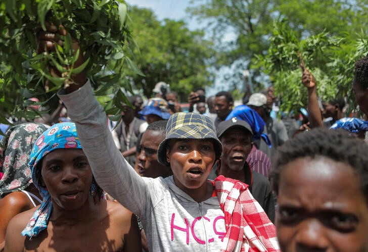 &copy; Reuters. Imagen de archivo de residentes del barrio Carrefour Feuilles protestando al exterior de una base militar en Puerto Príncipe, Haití. 16 agosto 2023. REUTERS/Ralph Tedy Erol