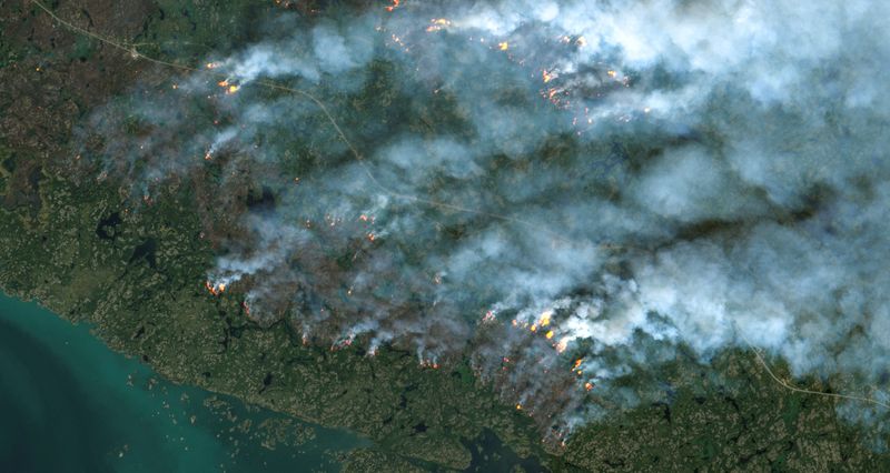 &copy; Reuters. FOTO DE ARCHIVO: Una imagen de satélite muestra incendios forestales ardiendo cerca de Yellowknife, Territorios del Noroeste, Canadá. 16 de agosto, 2023. Maxar Technologies/Handout via REUTERS