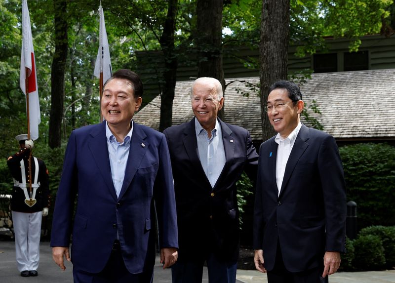 &copy; Reuters. U.S. President Joe Biden, Japanese Prime Minister Fumio Kishida and South Korean President Yoon Suk Yeol pose during the trilateral summit at Camp David near Thurmont, Maryland, U.S., August 18, 2023. REUTERS/Evelyn Hockstein