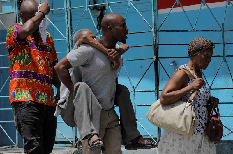 &copy; Reuters. Pessoas fogem da violência em Porto Príncipe
 15/8/2023   REUTERS/Ralph Tedy Erol
