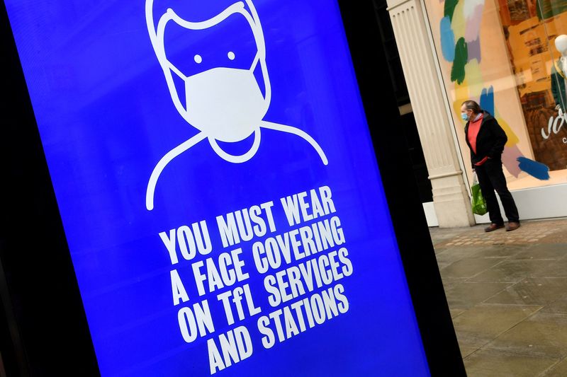 © Reuters. لافتة تحمل تحذيرا بضرورة وضع كمامة على الوجه داخل محطات الحافلات العامة لمنع تفشي فيروس كوفيد-19 في بريطانيا بصورة من أرشيف رويترز . 