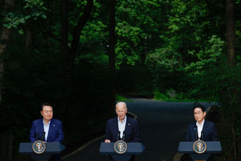 © Reuters. U.S. President Joe Biden, Japanese Prime Minister Fumio Kishida and South Korean President Yoon Suk Yeol attend a joint press conference during the trilateral summit at Camp David near Thurmont, Maryland, U.S., August 18, 2023. REUTERS/Evelyn Hockstein