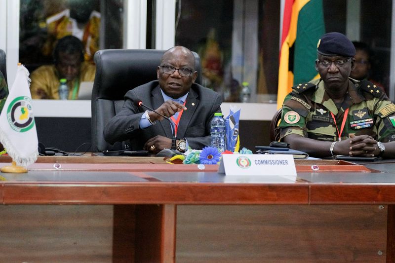 © Reuters. Abdel-Fatau Musah, ECOWAS commissioner, briefs the press on plans to deploy its standby force to the Republic of Niger, in Accra, Ghana, August 18, 2023. REUTERS/Francis Kokoroko