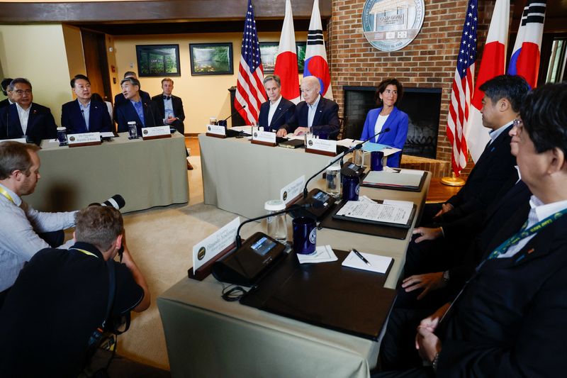 © Reuters. U.S. President Joe Biden, Japan's Prime Minister Fumio Kishida, South Korean President Yoon Suk Yeol and U.S. Secretary of State Antony Blinken attend a trilateral summit at Camp David near Thurmont, Maryland, U.S., August 18, 2023. REUTERS/Evelyn Hockstein