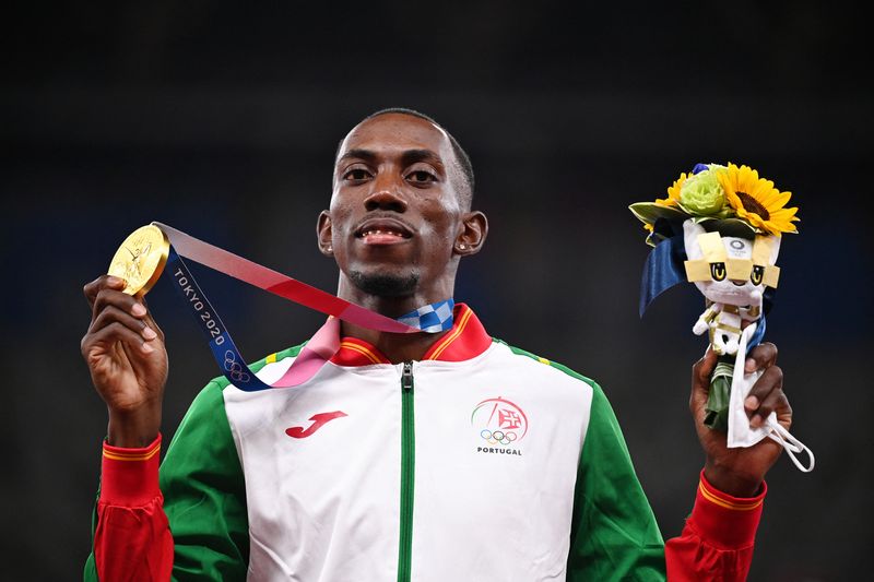 &copy; Reuters. البطل الأولمبي البرتغالي بيدرو بيتشاردو يحتفل بحصوله على الميدالية الذهبية في منافسات الوثب الثلاثي بدورة ألعاب طوكيو 2020 بالملعب الأوليمب