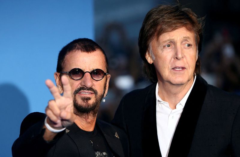 &copy; Reuters. بول مكارتني ورينجو ستار العضوان السابقان بفرقة البيتلز الشهيرة خلال جولة موسيقية في لندن بصورة من أرشيف رويترز . 