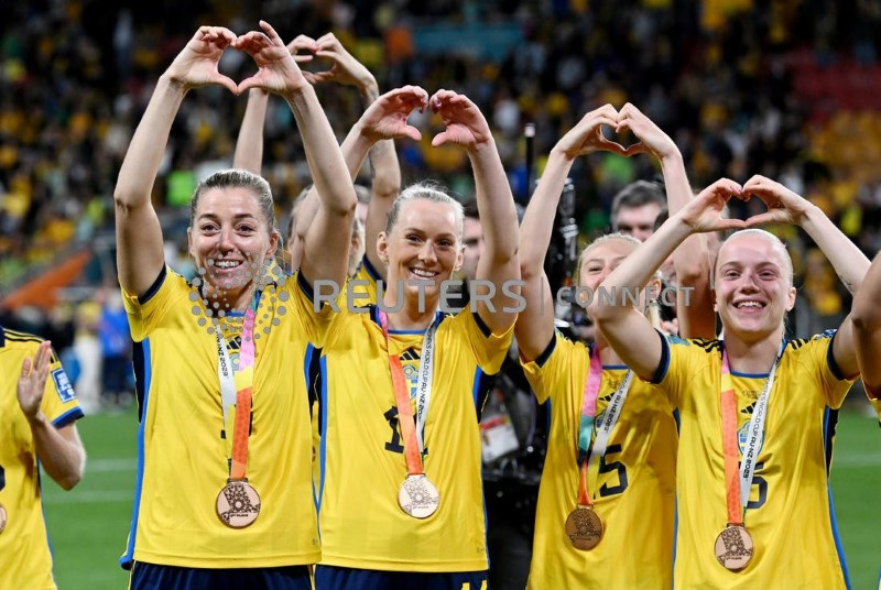 &copy; Reuters. لاعبات من منتخب السويد لكرة القدم للسيدات يحتفلن بالفوز ببرونزية كأس العالم للسيدات يوم السبت. تصوير: دان بيليد - رويترز 

