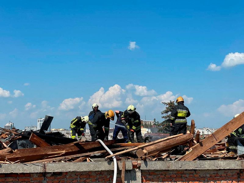 © Reuters. Rescuers work at a site of a Russian missile strike, amid Russia's attack on Ukraine, in Chernihiv, Ukraine August 19, 2023. National Police/Handout via REUTERS