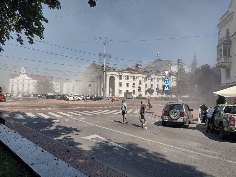 &copy; Reuters. مشهد من مكان تعرض لضربة صاروخية روسية في تشيرنيهيف يوم السبت. صورة لرويترز من الشرطة الوطنية الأوكرانية 
