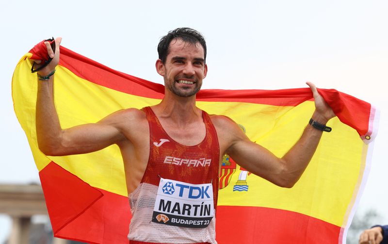 &copy; Reuters. الإسباني ألفارو مارتن يحتفل بفوزه بذهبية سباق المشي لمسافة 20 كيلومترا للرجال في بطولة العالم لألعاب القوى يوم السبت. تصوير: برناديت سابو - ر