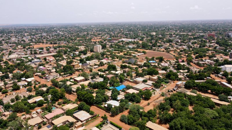 © Reuters. منظر من الجو لشوارع نيامي عاصمة النيجر في 28 يوليو تموز 2023 . تصوير : سليمان أج أنارا - رويترز . يحظر إعادة بيع الصورة أو وضعها في أرشيف . 