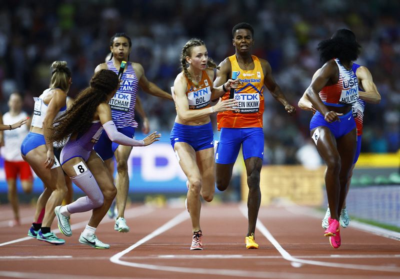 &copy; Reuters. Athletics - World Athletics Championship - 4x400m Relay Mixed - National Athletics Centre, Budapest, Hungary - August 19, 2023 Alexis Holmes of the U.S. and Netherlands' Femke Bol and Isaya Klein Ikkink in action during the final REUTERS/Sarah Meyssonnier